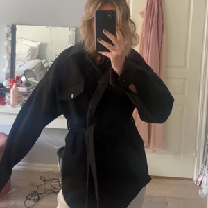 Jacka - Säljer nu denna lite oversized, superfina och trendiga kappa/jacka från Nelly. Säljer pga inte kommit till så mycket användning. Den är lite nopprig men inget som jag tycker stör, den är av ett material som blir lätt nopprigt. Skriv för mer info eller bilder❤️