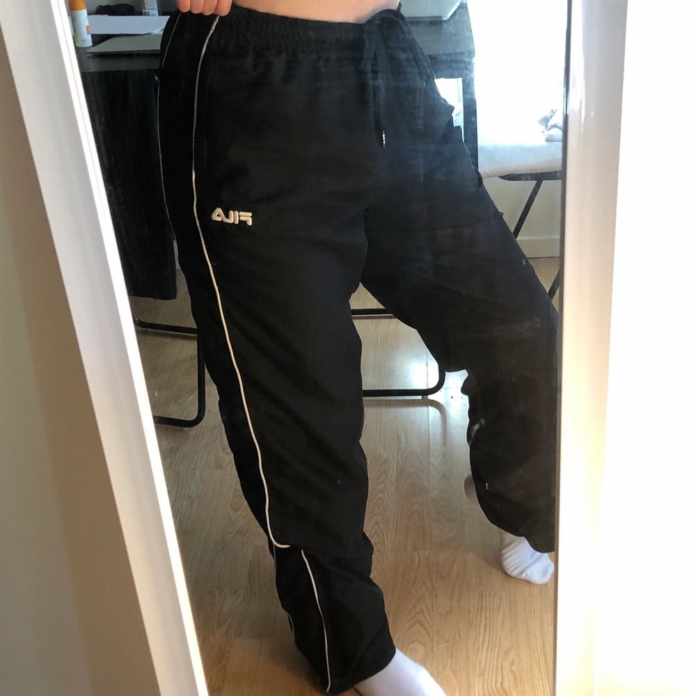 Fina sweatpants från Fila i storlek L. Frakt tillkommer<3. Jeans & Byxor.