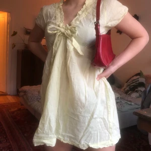 Ljusgul gullig klänning köpt secondhand  - Ljusgul kort klänning köpt second hand. Så fin till sommaren! Storlek S och passar någon runt 160 för att den inte ska bli för kort. Man kan enkelt justera urringningen. Ganska genomskinlig💗