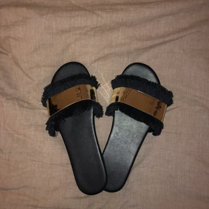 Tofflor - Helt nya tofflor från shein, endast testade (med strumpor). 