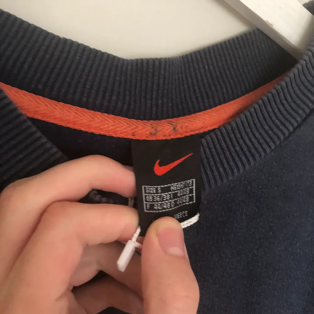Vintage Nike Spellout Sweatshirt i Mörkblå färg. Texten är i orange och vit färg. Storlek small men borde passa medium. Från 90-talet. Tröjan har tyvärr ett par fläckar, skriv till mig så skickar jag:). Tröjor & Koftor.