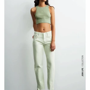 Zara mid rise jeans - Säljer dessa byxor för råkade köpa i fel storlek och har råkat slarva bort kvittot. De är aldrig använda och alla lappar sitter kvar! Kan skicka fler bilder om det önskas❤️orginalpris är 400 men börjar budpriset på 200 eftersom att de aldrig är använda!💕