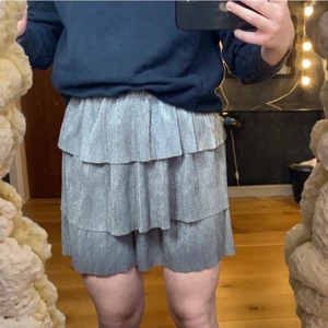 Volang Kjol - Glittrig/silver Volang kojol från nakd. i bra sick! 