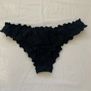 Bikiniunderdel  - Säljer denna super söta bikiniunderdel i storlek S. Den har ruffiga kanter med en insydd söm där bak. Den är sparsamt använd och i fint skick!!💚💚 Kan mötas upp i Helsingborg men det går självklart bra att frakta!💞