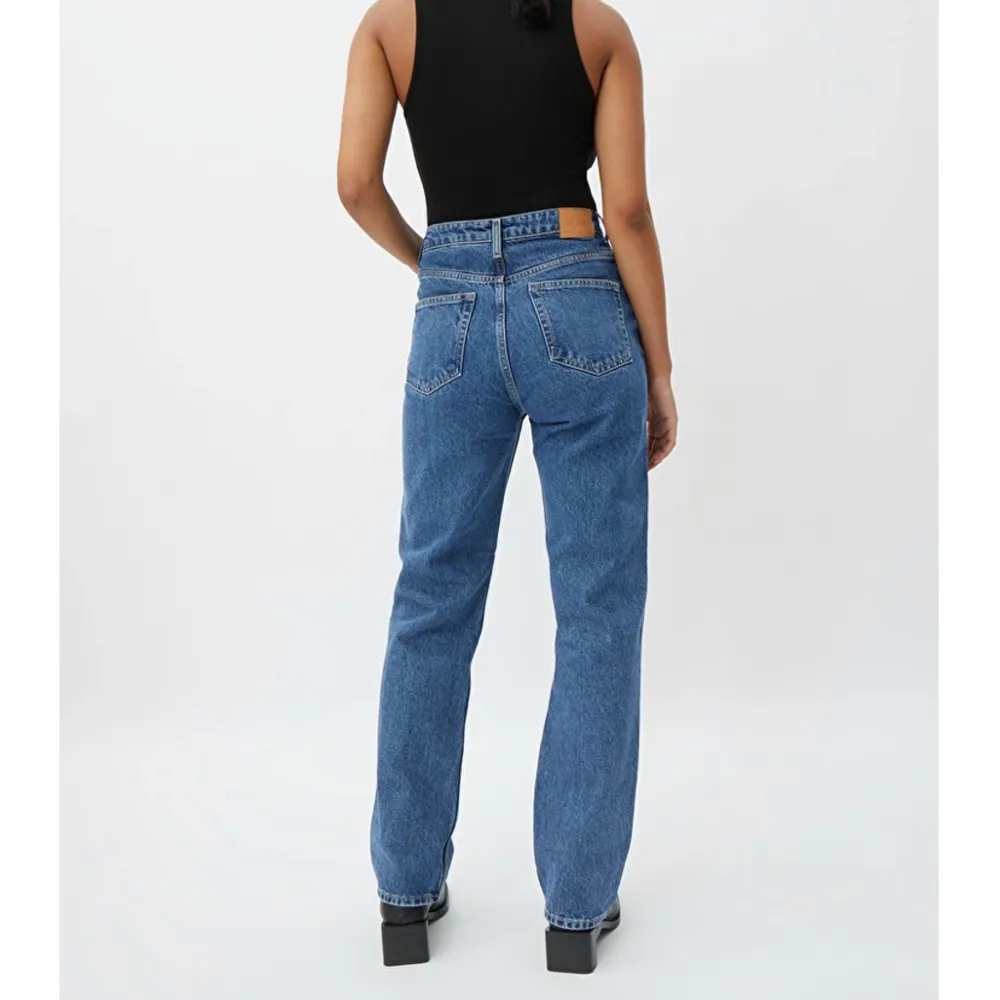 Säljer dessa populära jeans från weekday för att de är för små. Använt fåtal gånger där av är de i ett fint skick💙 Modellen heter Rowe⚡️ Ny pris 500kr. . Jeans & Byxor.