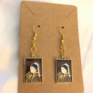 Girl with a pearl earring  - Girl with a pearl earring örhängen! Skriv ifall du har några frågor, frakten är 14kr!😇❤️ *Alla örhängen kan göras till halsband vid intresse, köp 3 par örhängen och få det fjärde gratis!😇❤️