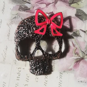 Metallhänge - Coolt metallhänge/berlock i form av en skalle. Kan exempelvis sättas på en kedja till ett halsband! Väldigt bra kvalitet. 