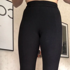 Kostymbyxor  - Tajta kostymbyxor från HM. Uppvikta vid benslutet. Har även sömn detalj fram på båda benen. Man knäpper på ryggen och det är även en dragkedja. Priset kan diskuteras vid snabb affär 