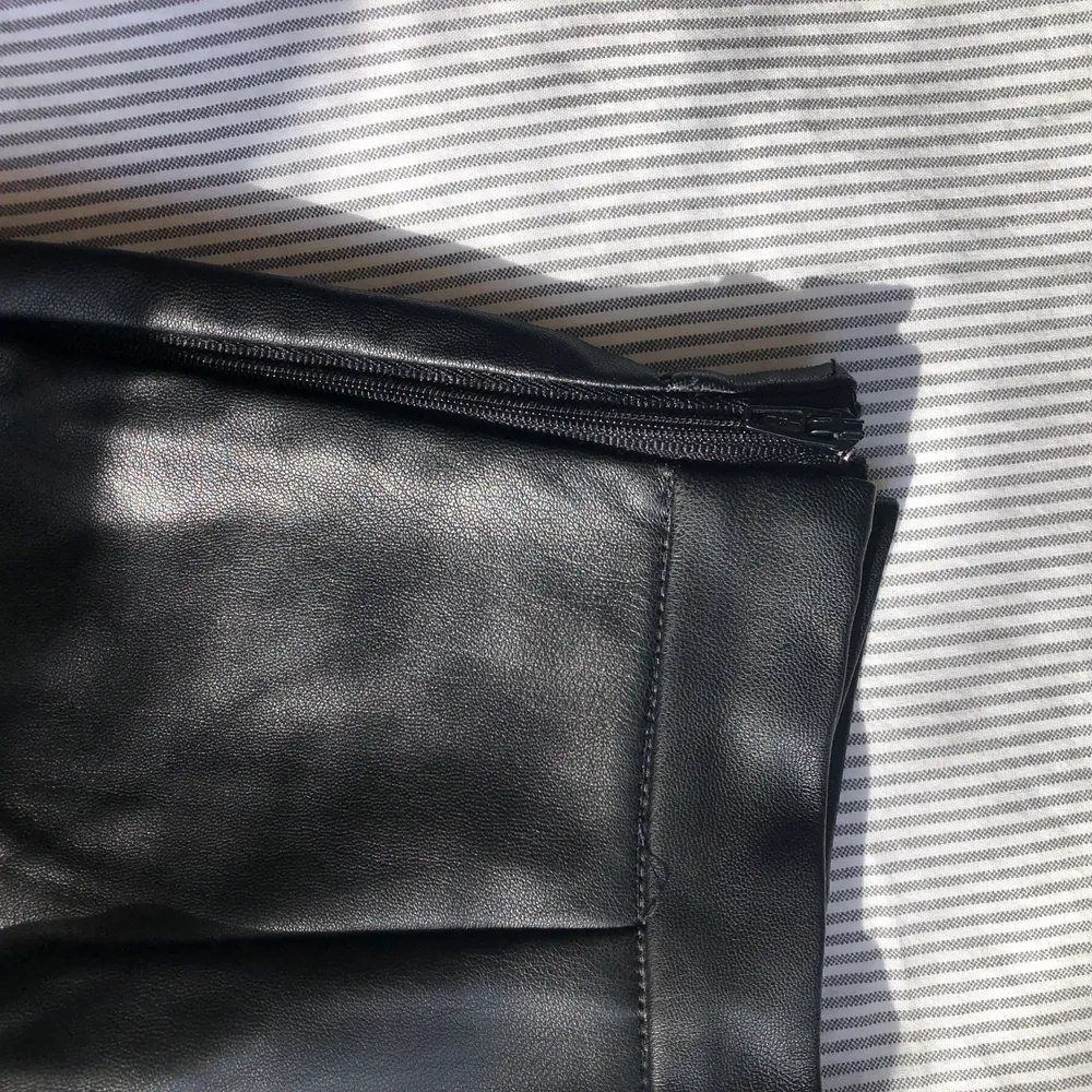 Säljer mina sköna läderbyxor från NAKD pga blivit för små nu. Jätte fint material med dragkedjor vid anklarna och på sidan vid midjan 💞. Jeans & Byxor.