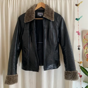 Skin jacka  - Jätte fin läder jacka köp secondhand! Den är i super fin kvalite och är superbra för vår/höst. 