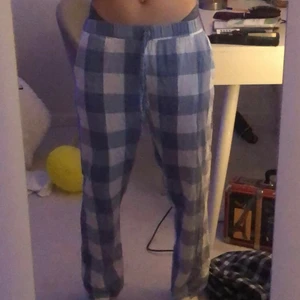 Pyjamasbyxor - Snygga pyjamasbyxor ifrån primark! Köpte de för några år sedan då jag var i Danmark och måste tyvärr sälja då jag inte har en användning av de längre!💙