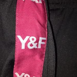 Trackpants - Snygga svart-röda trackpants. Sitter fint på benen.