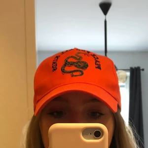 Keps med orm i orange - Orange keps med orm från BIKBOK i fint skick 🧡🐍