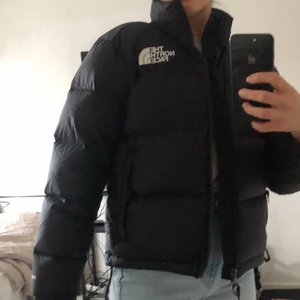 North face jacket  - Säljer min svarta 1996 retro nuptse north face jacket, då den inte har passformen jag önskade. HÖGSTA BUD 1550kr KÖP DIREKT FÖR 1700kr inklusive frakt