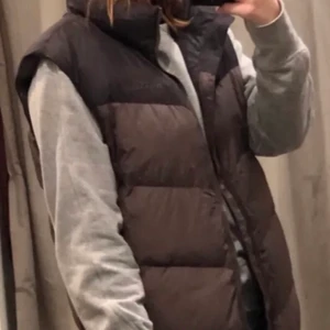 brun väst  - Säljer denna bruna väst som jag köpt på plick. Det är inget fel på den, den är bara inte riktigt min stil längre! Den är varm men inte super varm, perfekt för vårväder. Köpte för 350kr och säljer för 200kr, köparen står för frakt<3