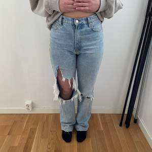 Jättesköna jeans från mango, hålet har blivit lite större än det var från början! Köpare står för frakt