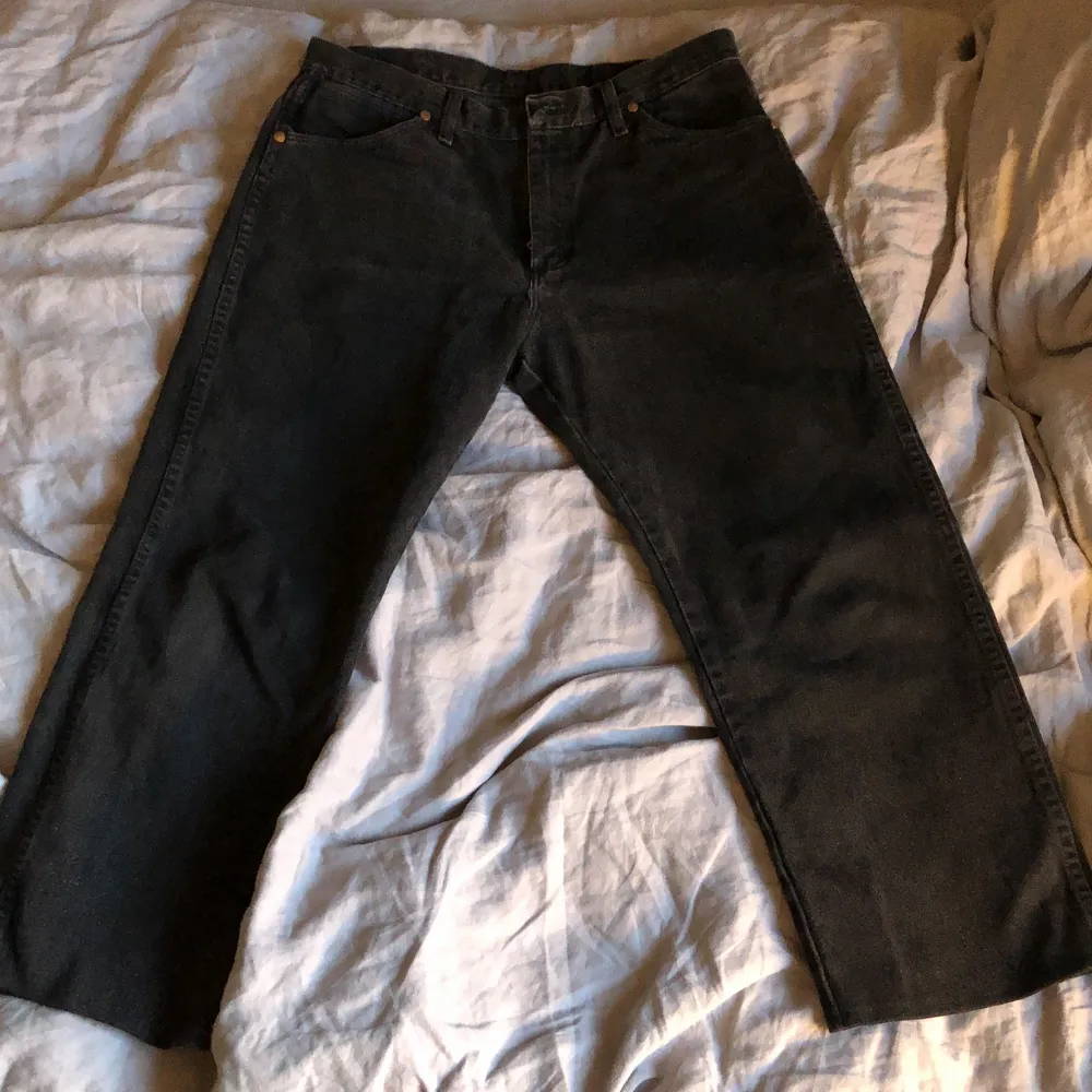 Väldigt fina wrangler jeans o bra skick. Dessa är i mörkgrå och har en straightleg/loose/baggie fit vad man nu vill kalla det. . Jeans & Byxor.