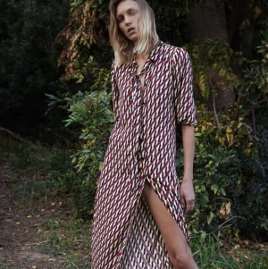 Zara mönstrad klänning (oanvänd) - Snygg och slutsåld flerfärgad mönstrad klänning från Zara i snyggt geometriskt mönster och härligt material. Passar utmärkt till vårens och sommarens fina utflykt. Helt ny med prislapp kvar!  Storlek M, normal i storleken (jag i 2:a bilden brukar ha storlek S) Ny pris 559kr