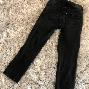 Svarta H&M jeans Vintage Slim High Waist  - Knappt använda jeans 