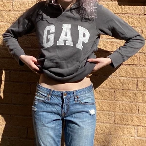 Gap hoodie - Riktigt snygg gap hoodie i grå/brun färg. Så inne just nu, passar bra till allt. Väldig snygg till low waist jeans. Budgivning om många är intresserade.
