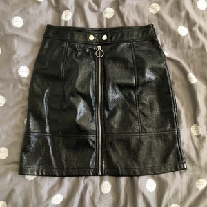 Svart ”vinylkjol”,  - Endast provad men inget för mig tyvärr. Annars är den riktigt snygg på andra som bär motsvarande!