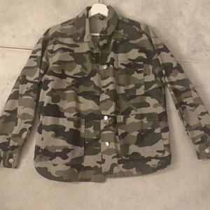 Kamoflage jacka - Säljer min helt oanvända kamoflage jacka då den inte kommit till användning. Helt nytt skick. Skulle nog säga att den är något overzised i modellen och även lite längre med lite rundare kant nedtill. Super fin passform. Storlek S