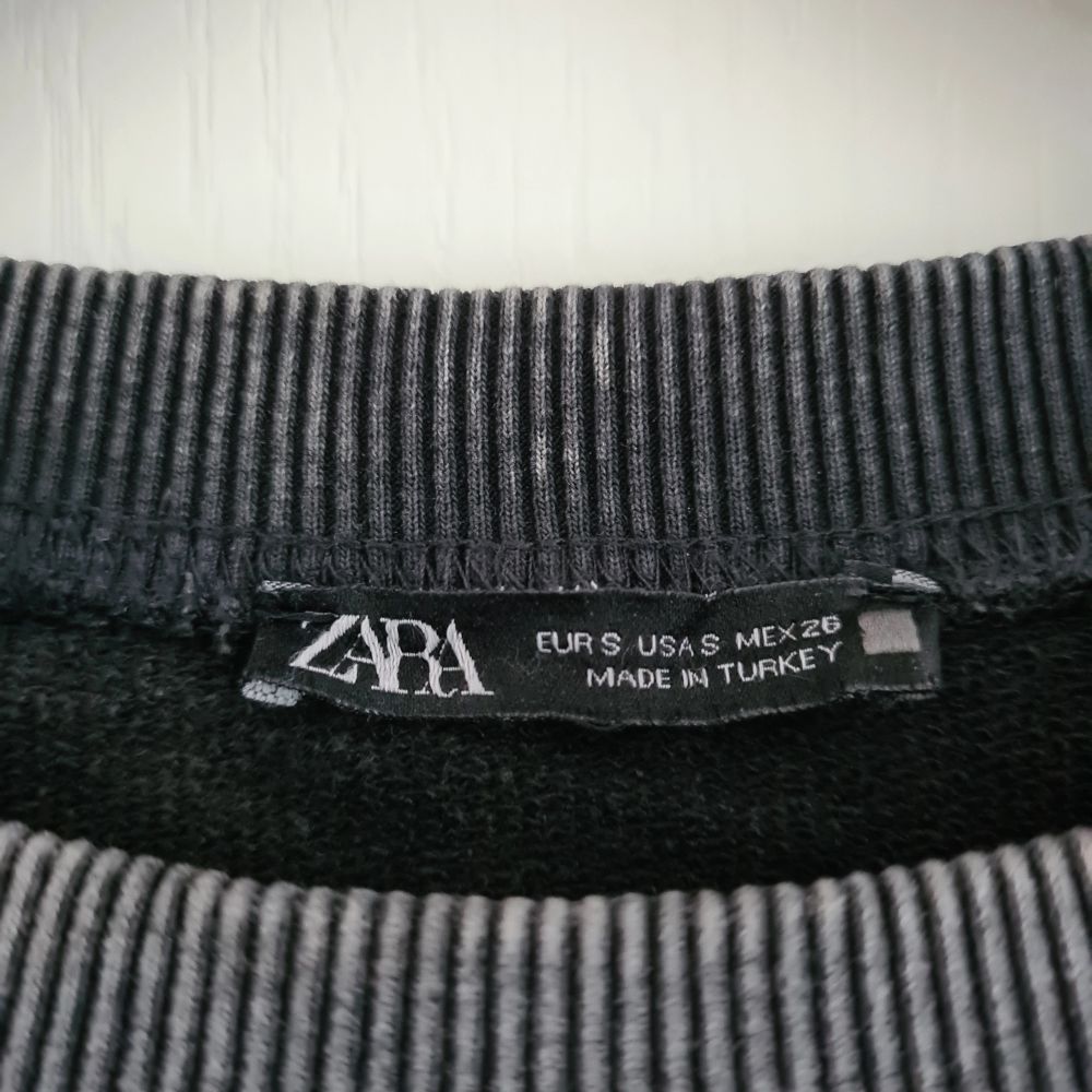 Stentvättad tröja från Zara. Storlek S. Köparen står för frakt🥰. Tröjor & Koftor.