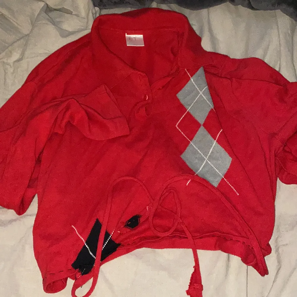 En röd croppad tröja som du kan knyta runt midjan om du inte vill att den ska sitta ”pösigt”✨💗. Toppar.
