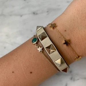 Oanvänt armband från Edblad  - Helt oanvänt guldigt armband med stjärnor från Edblad. 