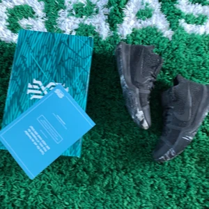 Nike kyrie 3 - Nike kyrie 3. Bra skick. Eu 40 / us 7. Köpta på sns 2017. Pris 500kr. 