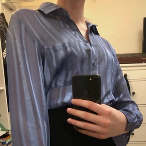 Skjorta<3 - Säljer denna supersöta blårandiga skjortan som tyvärr är för liten för mig:( Helt ny och i ett superskönt silkesliknande material. Från Bik Bok i strl. S❤️❤️