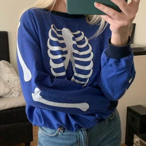 RoseBullet blå sweater - Cool sweater från RoseBullet, står ingen storlek men skulle säga S <3