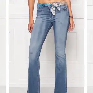 Super fina jeans från odd Molly i storlek 34. Endast använd ett fåtal ggr och säljs eftersom de är för små för mig. Nypris 1500kr