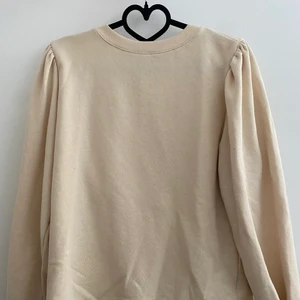 Beige sweatshirt  - En beige sweatshirt med puffärmar, nästan helt oanvänd! Storlek XS och passar S💗 Frakt 66kr (spårbar), eller så kan jag mötas i Stockholm city. 
