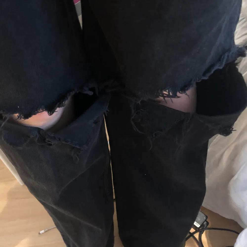 yoko black jeans från monki, som jag klippt egna hål i (de två första bilderna är ej mina)❣️. Jeans & Byxor.