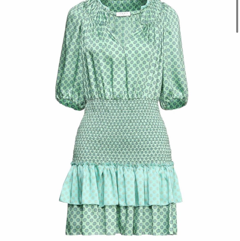 ! INTRESSEKOLL! jag har inte bestämt mig för att sälja den än! denna skit snygga gröna sandro klänning som tyvärr inte har kommit till användning. Den är i storlek 38 och är i fint skick! Hör av er vid intresse! denna är ej såld men ska bara inte sälja den just nu. Klänningar.