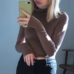 Brun och beige tröjor från shein strl xs - En beige och en brun tröja från shein, den beiga är lite genomskinlig men syns inte om man har en beige bh eller nåt under. Säljer båda för 70 kr eller en för 40. Aldrig använd och bra skick💕köparen står för frakt ❌den bruna såld❌