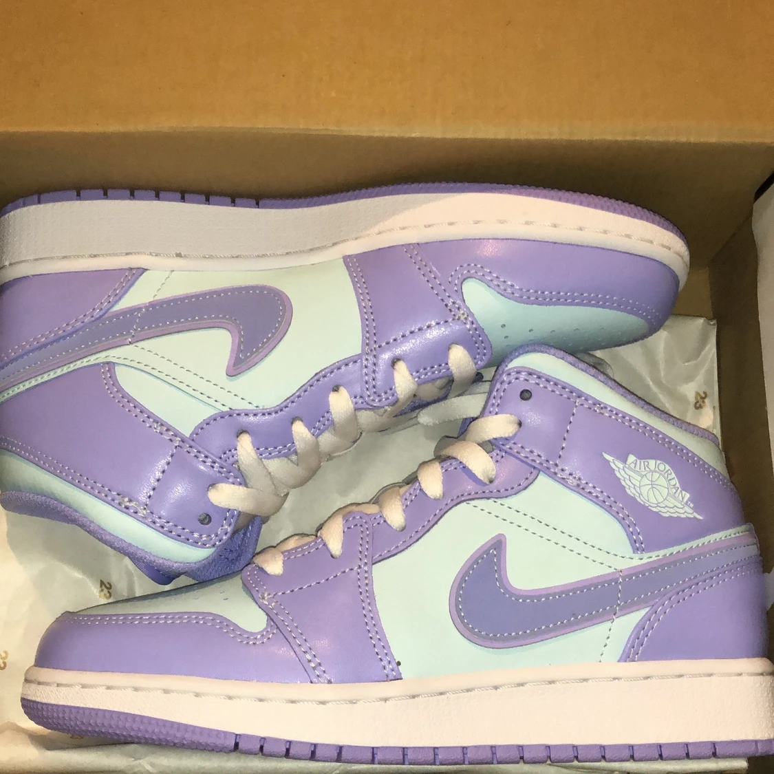 Jordan 1 Mid purple punch