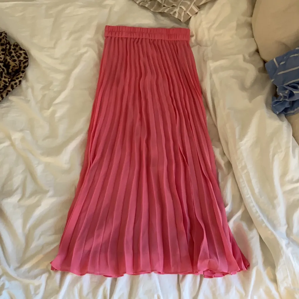 En rosa fin plisserad kjol ifrån monki🐒storlek xxs💕endast använd vid ETT tillfälle!. Kjolar.