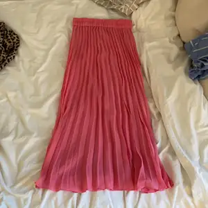 En rosa fin plisserad kjol ifrån monki🐒storlek xxs💕endast använd vid ETT tillfälle!