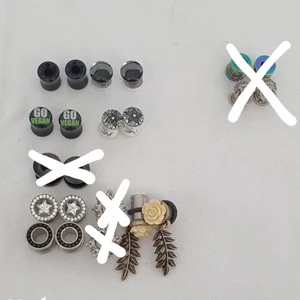 Plugs 8mm - Säljer lite plugs! Knappt använda då jag gick upp i storlek väldigt fort. 8 mm.  Kirurgisk stål, trä och glas är materialn (de med text på är dock acryl) Paketpris kan såklart ordnas! 👍🌱