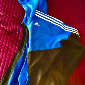 Adidas jacka (vindjacka) - Jätteskönt jacka att ha nu på våren. Stor i storlek dö jag kan ha den haha. Jättefina färger Inget slitage överhuvudtaget