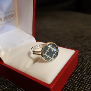 Ring By Malene Birger - Ring i silverfärgad nickelfri metall med motiv av Malene Birger. Ca 13 mm i diameter. Bud från 99 kr. Justerbar storlek. Asken ingår inte. 