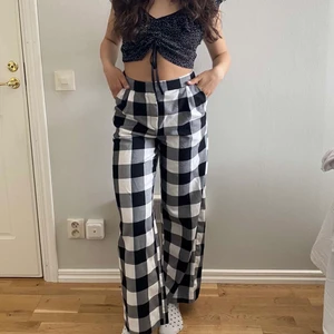 Rutiga byxor - Ett par vida rutiga byxor i mjukt bomulls material, funkar bra till både myskvällarns och som vardags byxor! Endast provade<3