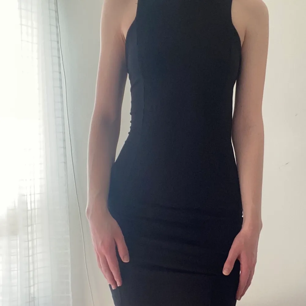 Mjuk och tight svart klänning från Gina tricot. Ryggen har dragkedjedetaljer. . Klänningar.
