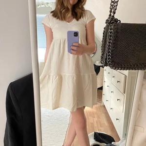 Ljusgul/beige klänning - En supersöt klänning med prislappen kvar💛💛 st xs men passar även s, köparen står för frakten - 45kr