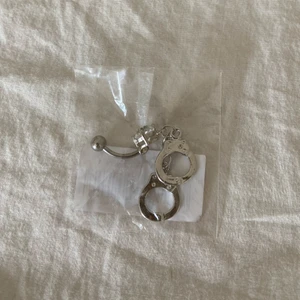 Navelpiercing  - Navelpiercing med handbojor 🥴 aldrig använd eller ens testad! 