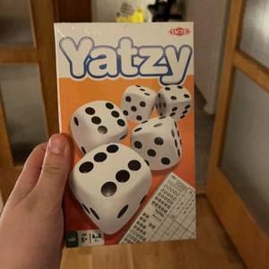 ett helt oöppnad yatzy spel 