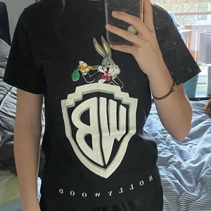 Vintage Warner Bros tshirt - Vinatge WB med Looney Tunes. Detta är ett lite mer sällsyntare plagg. Årtalet på denna är 1990. Storleken är S och tyvärr så saknas tag. Enligt mig ändå väldigt nostalgiskt och kommer ha samlarvärde i framtiden. Väldigt snygg att ha inför sommaren.