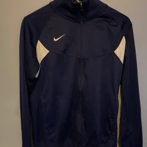 Nike Vintage Hoddie - Hej, Säljer en Vintage Nike zip up hoddie.         Storlek S, sitter lite större. Pris 399.